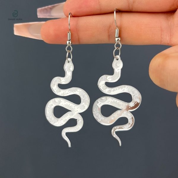 Accessoire tendance : boucles d'oreilles serpent blanches pour un style unique