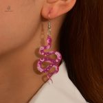 Boucles d'oreilles pendantes serpent roses élégantes