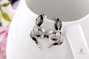 Boucles d'oreilles argent serpent ornées de pierre rubis