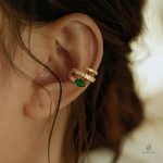 Accessoires dorés serpent pour un style contemporain