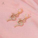 Boucles serpent en or jaune, design contemporain chic