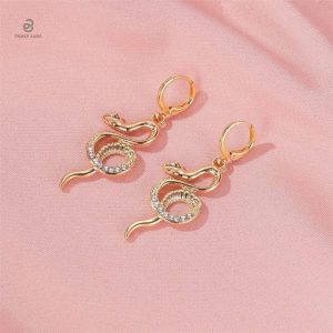 Boucles serpent en or jaune, design contemporain chic