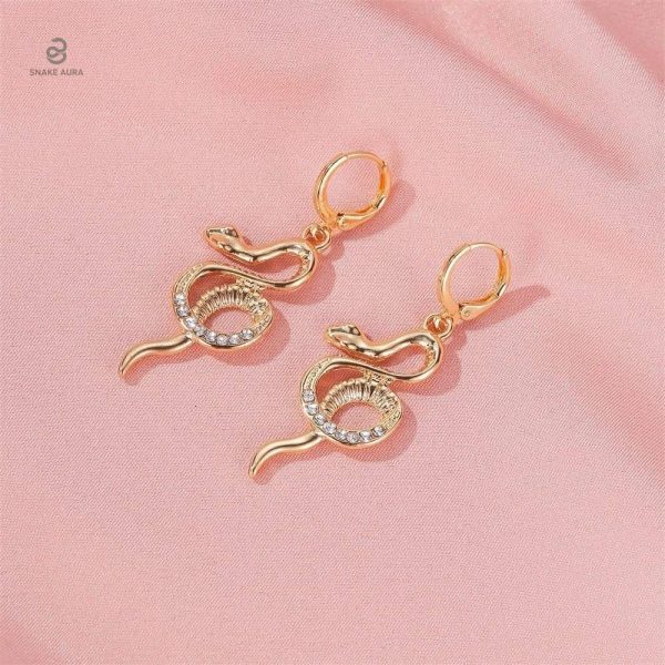 Boucles serpent en or jaune, design contemporain chic