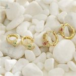 Boucles serpent en vert, accessoire tendance pour une allure unique