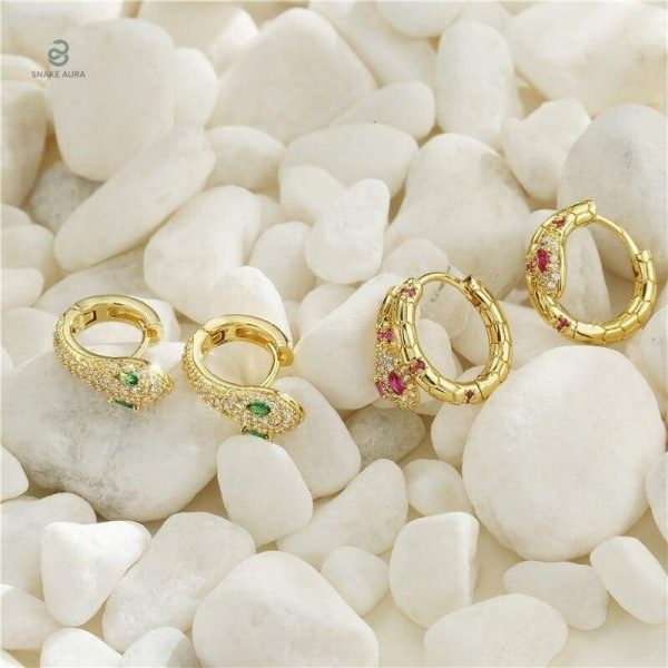 Boucles serpent en vert, accessoire tendance pour une allure unique
