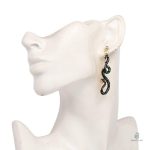 Boucles serpent noir, design chic et moderne