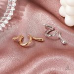 Accessoire tendance : boucles d'oreilles serpent dorées