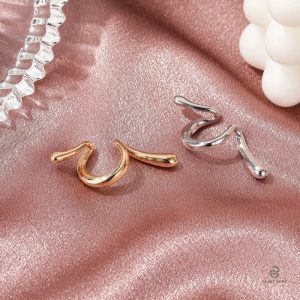 Accessoire tendance : boucles d'oreilles serpent dorées