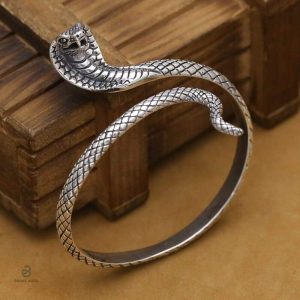 Bijou serpent en argent, style unique et chic