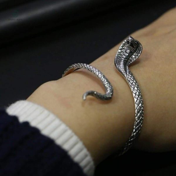 Design cobra en argent sur bracelet sophistiqué