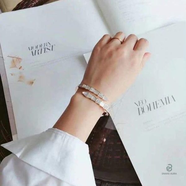 Accessoire tendance, bracelet serpent en or rose pour toutes occasions