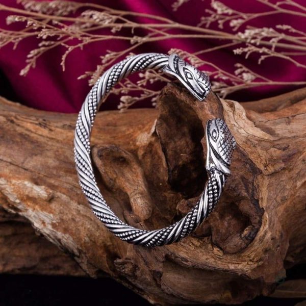 Bracelet orné de têtes de serpent en argent, style viking