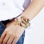 Bracelet manchette serpent en or pour un look unique