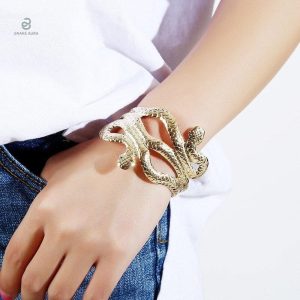 Bracelet manchette serpent en or pour un look unique