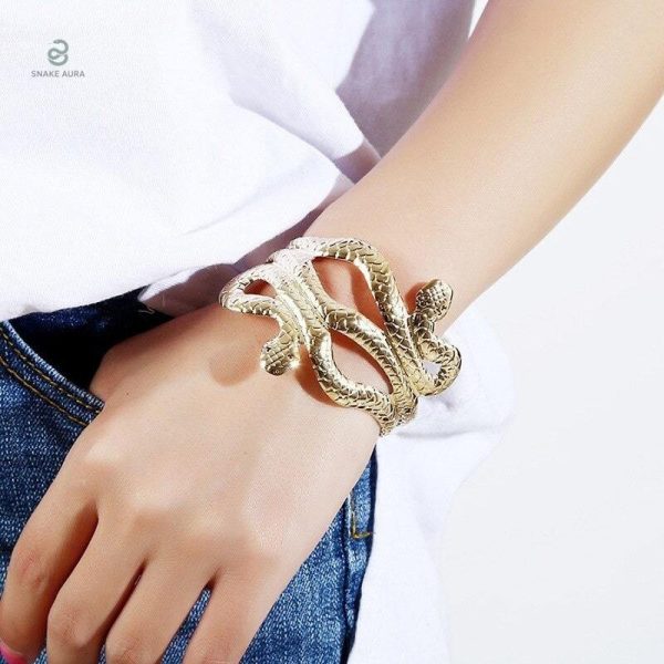 Bracelet manchette serpent en or pour un look unique