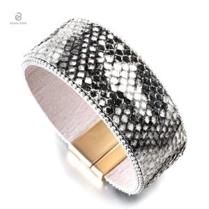 Bracelet serpent argent effet peau, design élégant et moderne