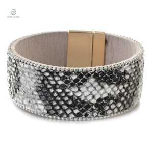 Accessoire serpent argenté, look chic et tendance pour tous les jours