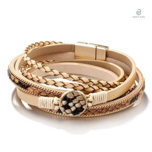 Bracelet en cuir beige au motif peau de serpent