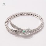 Bracelet serpent argenté avec détails en vert