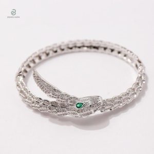 Bracelet serpent argenté avec détails en vert