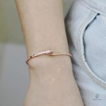 Accessoire tendance serpent or rose avec détails brillants