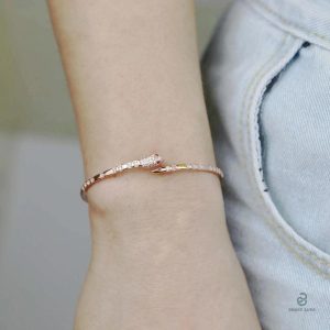 Accessoire tendance serpent or rose avec détails brillants
