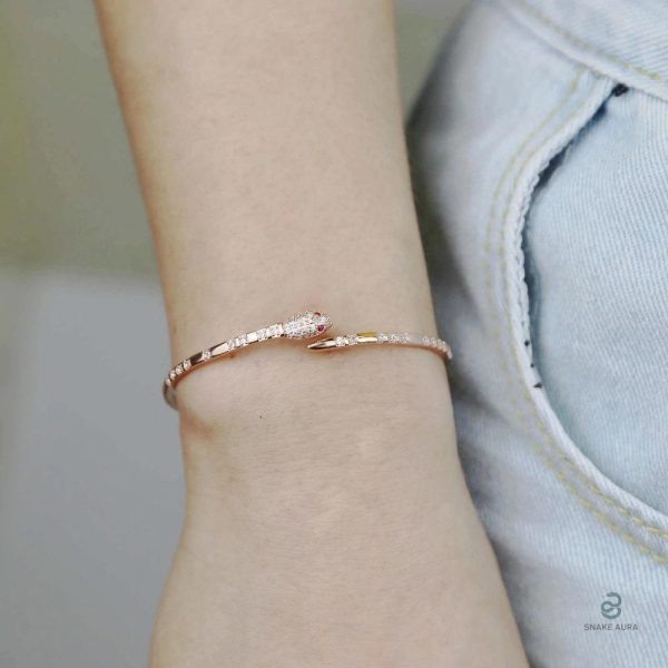 Accessoire tendance serpent or rose avec détails brillants