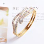 Bracelet or serpent stylé avec gemme brillante