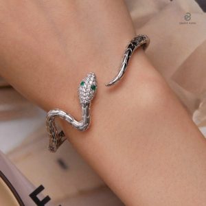 Design serpent en argent, accessoire tendance