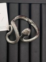 Accessoire tendance : bracelet serpent argenté robuste