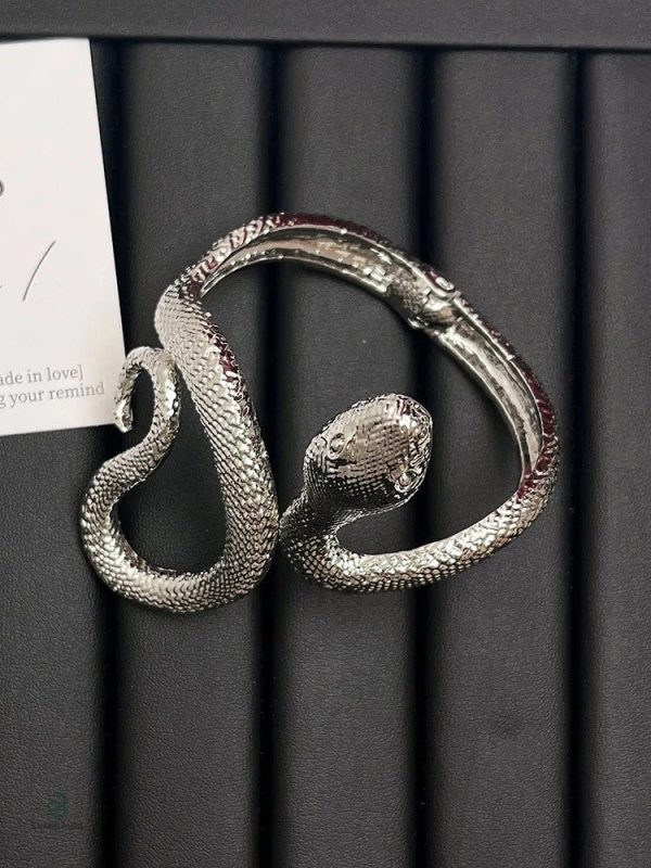Accessoire tendance : bracelet serpent argenté robuste