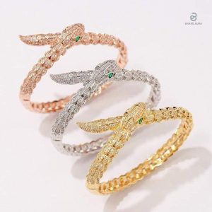 Bracelet serpent or rose, décoration avec yeux verts
