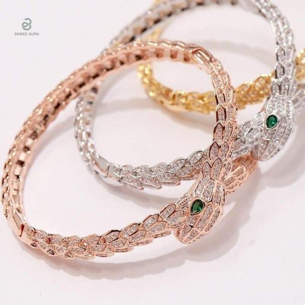 Bijou serpent élégant en or rose, yeux verts scintillants
