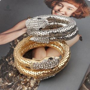 Bijou serpent en or souple, style élégant et intemporel
