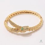 Bracelet serpent avec finition dorée et accents verts