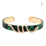 Bracelet serpent doré avec accents verts et cuivre