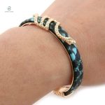 Bracelet serpent en métal doré, détail vert et cuivre