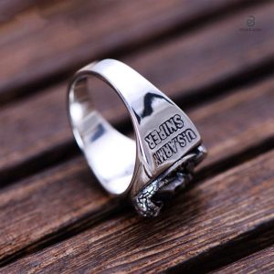 Bague homme crâne serpent en bijouterie élégante