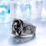 Bague serpent en métal avec crâne design