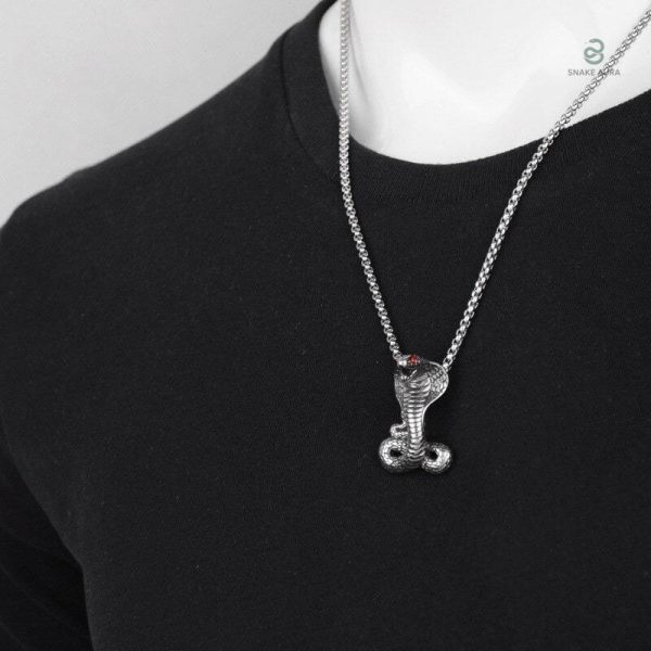 Collier original serpent, reflet de la royauté