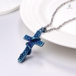 Collier serpent croix, pièce tendance pour homme