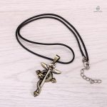Accessoire élégant serpent, croix alchimique intégrée