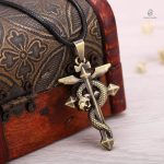 Collier tendance avec motif serpent et croix mystique