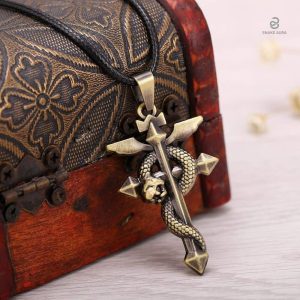 Collier tendance avec motif serpent et croix mystique