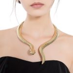 Collier serpent or élégant et stylisé