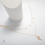 Accessoire féminin en or avec motif serpent