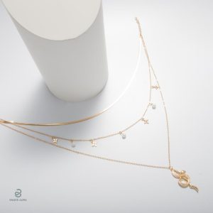 Accessoire féminin en or avec motif serpent