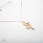 Collier en or avec design serpent moderne