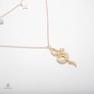 Collier en or avec design serpent moderne