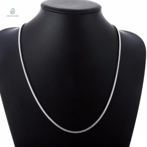 Bijou en maille serpent pour un look élégant